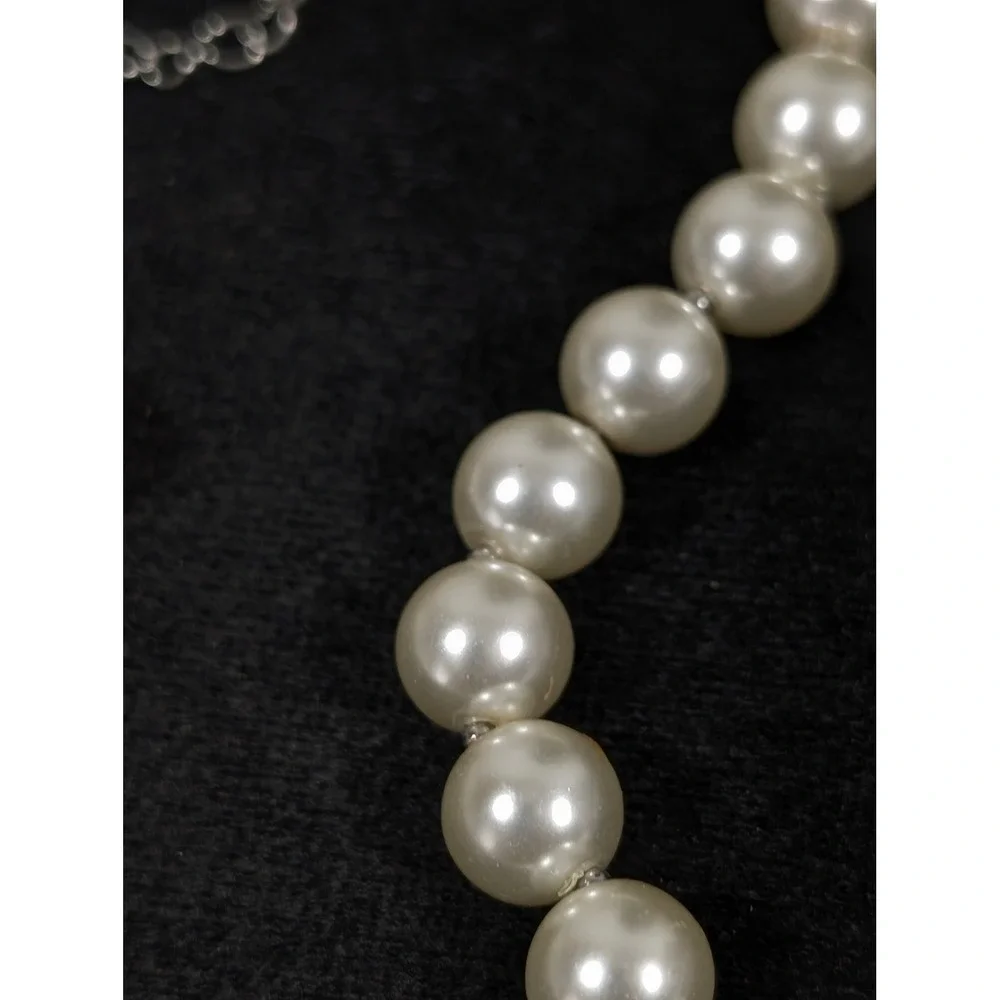 White Glass‎ Pearl Necklace 26